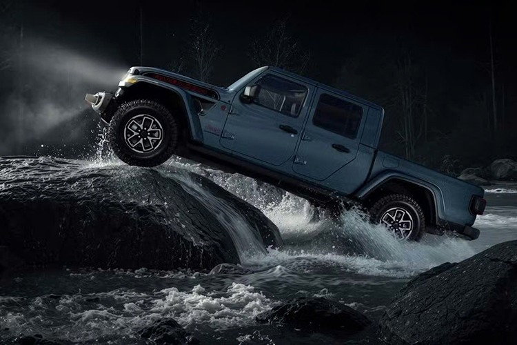 Mẫu xe này có tên là Jeep Gladiator Shadow Ops và mang phong cách lấy cảm hứng từ quân đội. Tuy nhiên, không chỉ vẻ ngoài ấn tượng, đây còn là một chiếc xe rất mạnh mẽ, có khả năng vượt địa hình khó khăn và sở hữu một trang bị mà không một chiếc xe bán tải cỡ trung nào khác có được từ nhà máy đó là tời kéo.