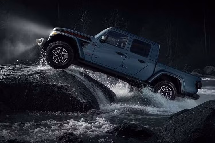 Mẫu xe này có tên là Jeep Gladiator Shadow Ops và mang phong cách lấy cảm hứng từ quân đội. Tuy nhiên, không chỉ vẻ ngoài ấn tượng, đây còn là một chiếc xe rất mạnh mẽ, có khả năng vượt địa hình khó khăn và sở hữu một trang bị mà không một chiếc xe bán tải cỡ trung nào khác có được từ nhà máy đó là tời kéo.
