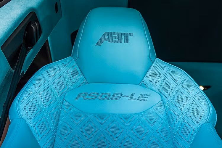 Bộ mâm xe hình chữ Y, sử dụng lốp Hankook Ventus Evo, được trang trí bằng logo của ABT Sportsline , và chúng ta cũng có thể thấy một số điểm nhấn màu xanh bạc hà rất bắt mắt ở ngoại thất, bao gồm cả trên kẹp phanh mang thương hiệu ABT.