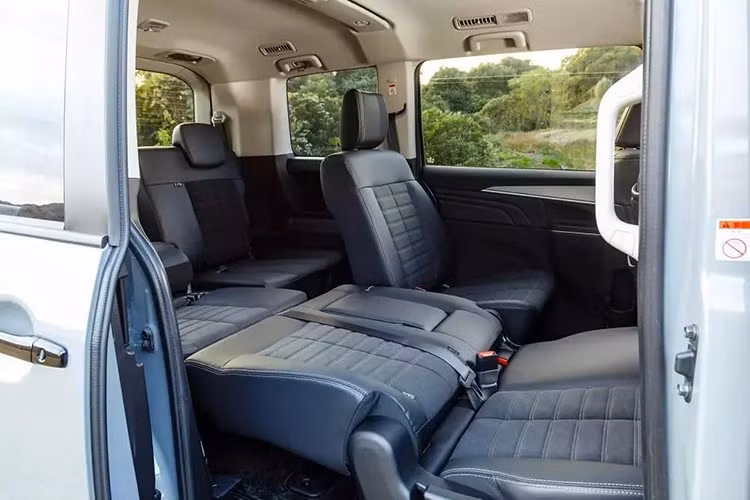 Khách hàng có thể cá nhân hóa Delica D:5 với phụ kiện chính hãng và hai gói tùy chọn. Đầu tiên là Wild Adventure Style, bổ sung các chi tiết ngoại thất sơn đen, mâm RAYS mới, chắn bùn màu đỏ và giỏ để đồ trên nóc. Thứ hai là Active Adventure Style với phong cách thể thao hơn, bao gồm những điểm nhấn màu vàng cát Sand Metallic, tem trang trí riêng, cánh gió mui và giá nóc khí động lực học hơn.