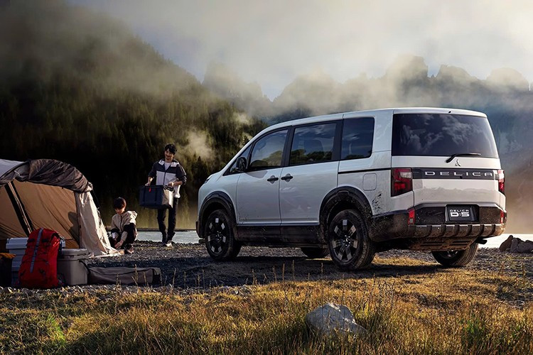 Tại thị trường Nhật Bản, Delica D:5 là mẫu xe bán chạy thứ hai của Mitsubishi, chỉ sau Delica Mini. Tạp chí Best Car của Nhật Bản gần đây đã phỏng vấn Chủ tịch Mitsubishi, ông Takao Kato. Trong bài phỏng vấn này, sếp Mitsubishi đã xác nhận hãng đang cân nhắc phát triển thế hệ mới của xe mang tên Delica D:6.