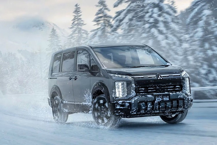 Thế hệ tiếp theo có thể sẽ sử dụng hệ truyền động hybrid cắm sạc (PHEV) hoặc thuần điện, tùy theo định hướng phát triển. Hiện chưa có đối thủ trực tiếp nào kết hợp được tính đa dụng của xe MPV với khả năng chạy off-road như Mitsubishi Delica D:5. Những đối thủ gần nhất của xe gồm có Toyota Noah/Voxy, Honda Step WGN và Nissan Serena.