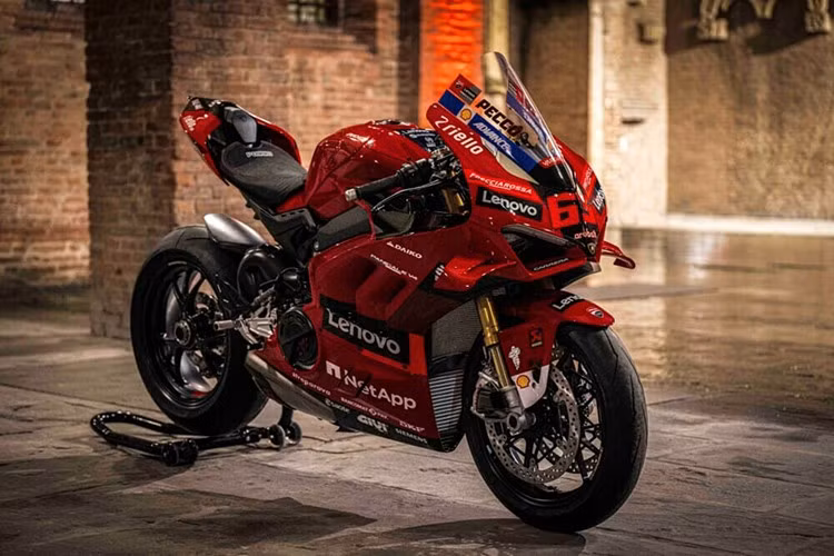 Ducati sẽ chỉ sản xuất 293 chiếc siêu môtô Panigale V4 Marquez 2025 World Champion Replica, với giá bán là 104.930 đô la (tương đương khoảng hơn 2,73 tỷ đồng). Hiện khách hàng đã có thể đặt mua và sở hữu mẫu xe này.
