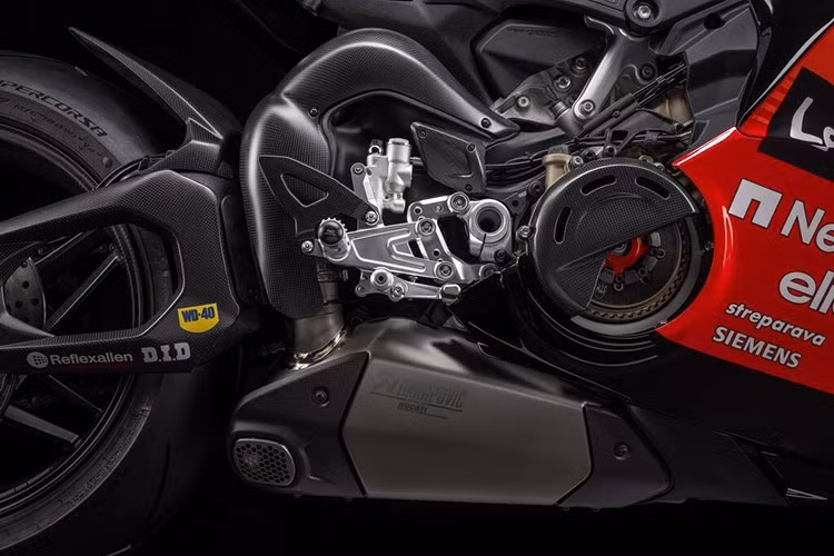 Nếu muốn khai thác tối đa tiềm năng của xe trên đường đua, nắp bình xăng đua bằng nhôm nguyên khối CNC, hốc gió heo phanh, nắp ly hợp bằng sợi carbon hở và bộ dụng cụ tháo giá đỡ biển số đều được cung cấp theo tiêu chuẩn.