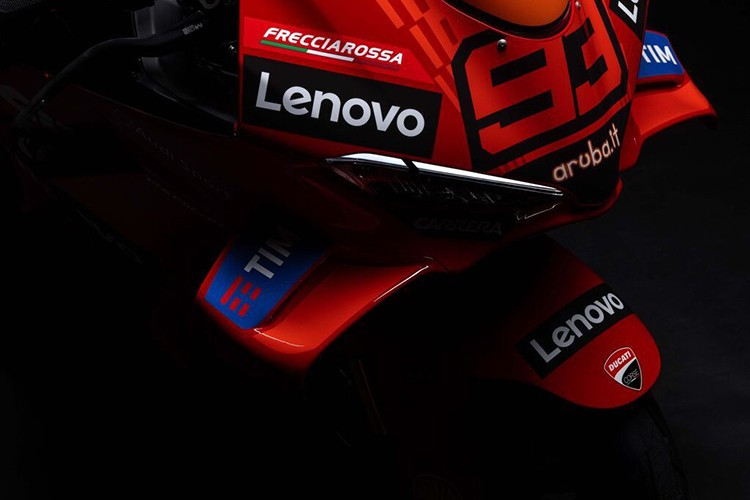 Một điểm tương đồng lớn khác giữa phiên bản Marquez dành cho đường phố này và những chiếc xe đua của nhà sản xuất Ý là hệ thống phanh trước Front Brake Pro+. Hệ thống này bao gồm hai đĩa phanh Brembo T-Drive 338,5mm có cánh tản nhiệt, dày 6,2mm. Đĩa phanh trước cũng được kẹp bởi heo phanh Brembo GP4 Sport Production.