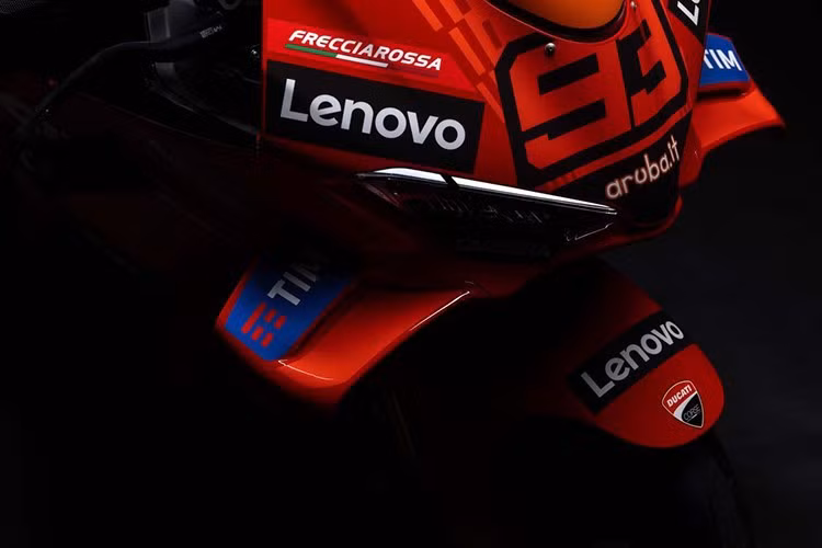 Một điểm tương đồng lớn khác giữa phiên bản Marquez dành cho đường phố này và những chiếc xe đua của nhà sản xuất Ý là hệ thống phanh trước Front Brake Pro+. Hệ thống này bao gồm hai đĩa phanh Brembo T-Drive 338,5mm có cánh tản nhiệt, dày 6,2mm. Đĩa phanh trước cũng được kẹp bởi heo phanh Brembo GP4 Sport Production.