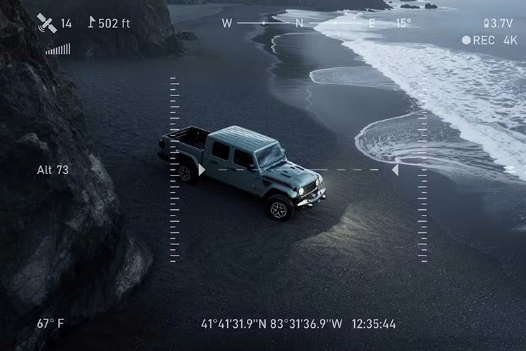 Gói trang bị Shadow Ops là một gói đặc biệt dành cho Jeep Gladiator Rubicon 2026, với giá bán lẻ đề xuất là 4.995 đô la. Jeep cho biết gói này chỉ đắt hơn 2.605 đô la so với một chiếc Rubicon được trang bị tương tự nhưng có mui cứng và vè chắn bùn cùng màu thân xe.