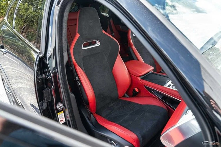 Hai động cơ điện đảm nhiệm việc dẫn động bánh sau. Tỷ lệ phân bổ mô-men xoắn tiêu chuẩn giữa cầu trước và cầu sau lần lượt là 30% và 70%. Được trang bị bánh xe 23 inch, chiếc xe này dự kiến ​​sẽ có trọng lượng dưới 2.750 kg. Tương tự như bản concept, phiên bản thực tế không có cửa sổ phía sau.