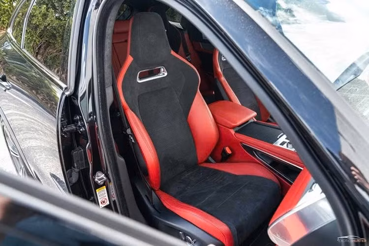 Hai động cơ điện đảm nhiệm việc dẫn động bánh sau. Tỷ lệ phân bổ mô-men xoắn tiêu chuẩn giữa cầu trước và cầu sau lần lượt là 30% và 70%. Được trang bị bánh xe 23 inch, chiếc xe này dự kiến ​​sẽ có trọng lượng dưới 2.750 kg. Tương tự như bản concept, phiên bản thực tế không có cửa sổ phía sau.