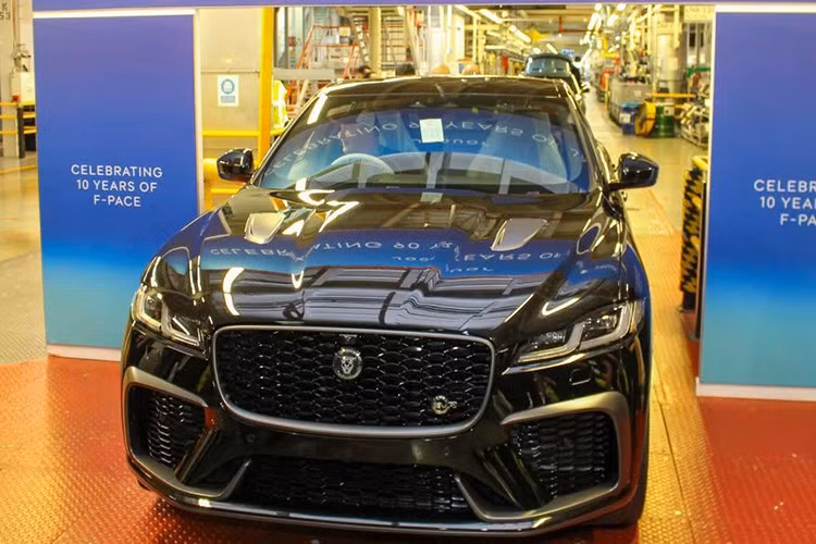 Solihull sẽ vẫn là nơi sản xuất chính của các mẫu xe SUV hạng sang Range Rover và Range Rover Sport, và nhà máy đang trải qua quá trình tái trang bị đáng kể để chuẩn bị cho Range Rover Electric năm 2026.