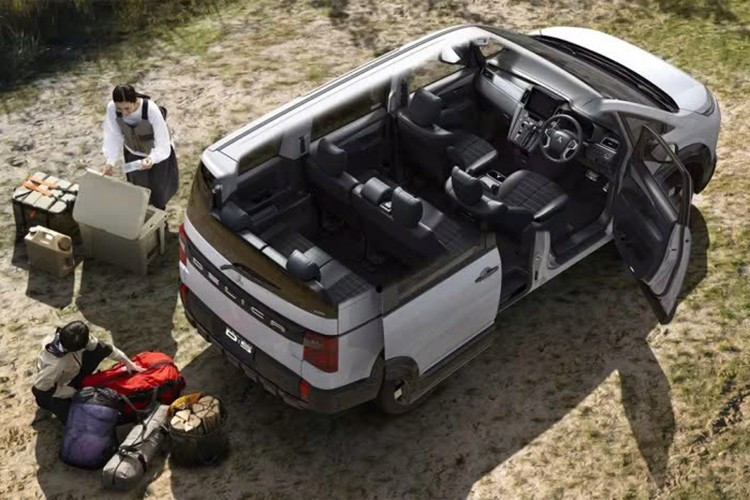 Mitsubishi Delica D:5 2026 sẽ có mặt tại các đại lý Nhật Bản từ tháng 1/2026. Xe có giá dao động từ 4.510.000-4.944.500 Yên (khoảng 812-890 triệu đồng). Theo trang tin Creative Trend của Nhật Bản, Mitsubishi Delica D:5 mới đã nhận 5.000 đơn đặt hàng ngay sau khi xuất hiện tại Triển lãm Japan Mobility Show 2025 diễn ra vào tháng 11/2025. Trong đó, 80% khách đặt mua phiên bản cao cấp nhất.