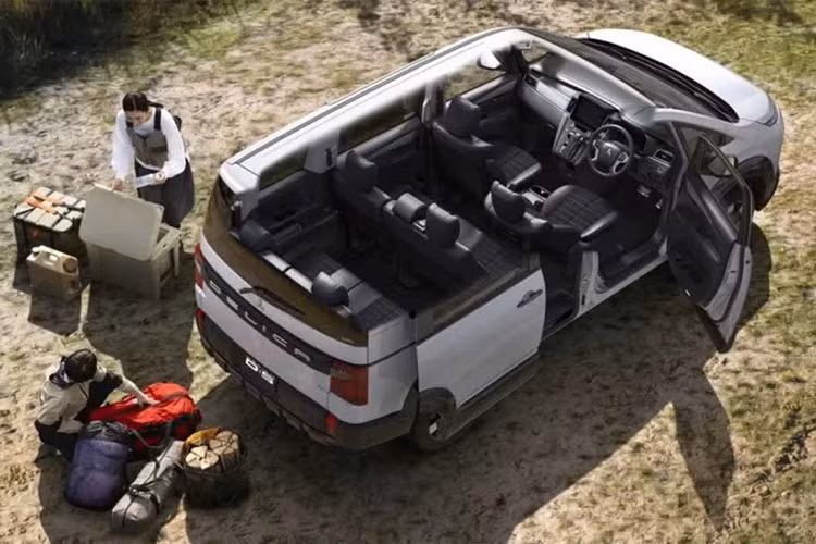 Mitsubishi Delica D:5 2026 sẽ có mặt tại các đại lý Nhật Bản từ tháng 1/2026. Xe có giá dao động từ 4.510.000-4.944.500 Yên (khoảng 812-890 triệu đồng). Theo trang tin Creative Trend của Nhật Bản, Mitsubishi Delica D:5 mới đã nhận 5.000 đơn đặt hàng ngay sau khi xuất hiện tại Triển lãm Japan Mobility Show 2025 diễn ra vào tháng 11/2025. Trong đó, 80% khách đặt mua phiên bản cao cấp nhất.