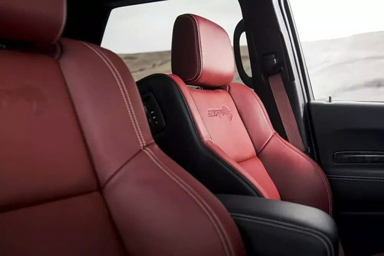 Dodge cung cấp sáu lựa chọn mâm xe, sáu loại màu huy hiệu ngoại thất và bốn màu kẹp phanh, trong khi bên trong, chúng ta có 5 màu ghế, bốn màu dây an toàn và chất liệu Alcantara trên trần xe và vô lăng.