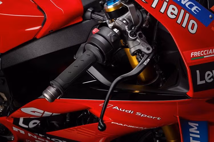 Trong thông cáo báo chí, Ducati cho biết thêm: “Cùm phanh trước là MCS 19.21 với núm chỉnh vị trí tay từ xa, giống như trên MotoGP và Superbike”. Phiên bản đặc biệt V4 mới sử dụng động cơ Desmosedici Stradale 1.103cc của hãng.