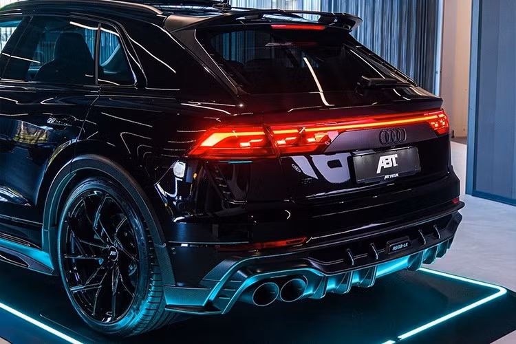 Nếu bạn muốn biết, sức mạnh của chiếc xe này ngang ngửa với Lamborghini Urus S và Performante, cả hai đều có công suất 657 mã lực. Audi RS Q8 có tốc độ tương đương với Urus S, trong khi Performante nhanh hơn 2/10 giây. Urus SE nhanh hơn Audi 1/10 giây, đạt tốc độ tối đa 194 mph (312 km/h), và sở hữu tổng công suất 789 mã lực và mô-men xoắn 701 lb-ft (950 Nm).