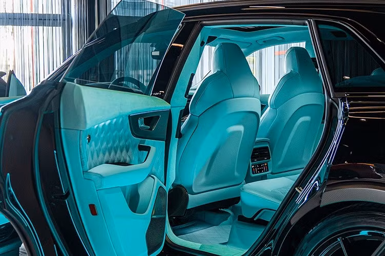 Ngoài ra, chiếc Audi RS Q8 độ từ ABT này còn có một số điểm nhấn màu đen bóng và các chi tiết mạ crôm quen thuộc cũng như khoang lái sử dụng tông màu xanh bạc hà mát mắt, xe cũng được trang bị hệ thống điều hòa không khí đa vùng...