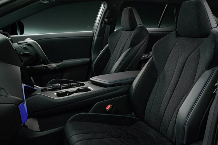 Nhờ đó, xe có khả năng tăng tốc từ 0–100 km/h chỉ trong 4,4 giây. RZ 600e vẫn sử dụng bộ pin dung lượng 77 kWh, cho tầm hoạt động tối đa khoảng 525 km theo công bố của nhà sản xuất.