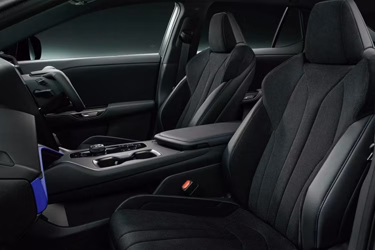 Nhờ đó, xe có khả năng tăng tốc từ 0–100 km/h chỉ trong 4,4 giây. RZ 600e vẫn sử dụng bộ pin dung lượng 77 kWh, cho tầm hoạt động tối đa khoảng 525 km theo công bố của nhà sản xuất.