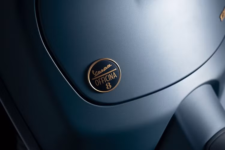 Các chi tiết bằng đồng thau xung quanh yên xe cùng logo Officina 8 giúp phiên bản này trở nên khác biệt so với các mẫu xe tay ga Nhật Bản như Honda SH.