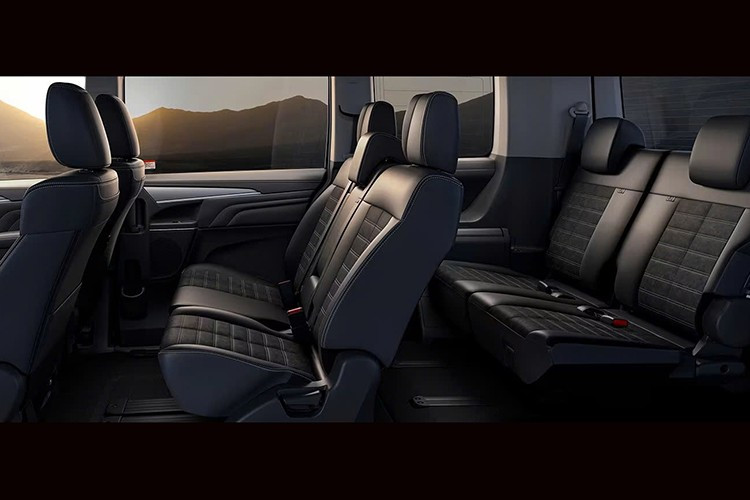 Người lái có thể lựa chọn các chế độ lái gồm Eco, Normal, Gravel và Snow. Bên cạnh đólà hệ thống hỗ trợ xuống dốc, hệ thống kiểm soát vào cua chủ động (AYC) và hệ thống phanh hiệu suất cao hơn. Mitsubishi không đề cập tới các thay đổi ở hệ thống treo hay khung gầm.