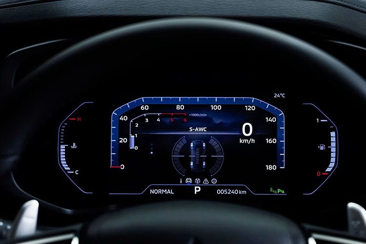 Các nâng cấp khác trong khoang lái bao gồm chi tiết trang trí ánh kim nhẹ trên mặt táp-lô, đèn chiếu sáng gián tiếp trên trần cùng chất liệu ghế kết hợp da lộn chống nước, nỉ và da. Ngoài ra, xe cũng được bổ sung 4 cổng USB Type C và cảm biến ADAS tinh chỉnh.