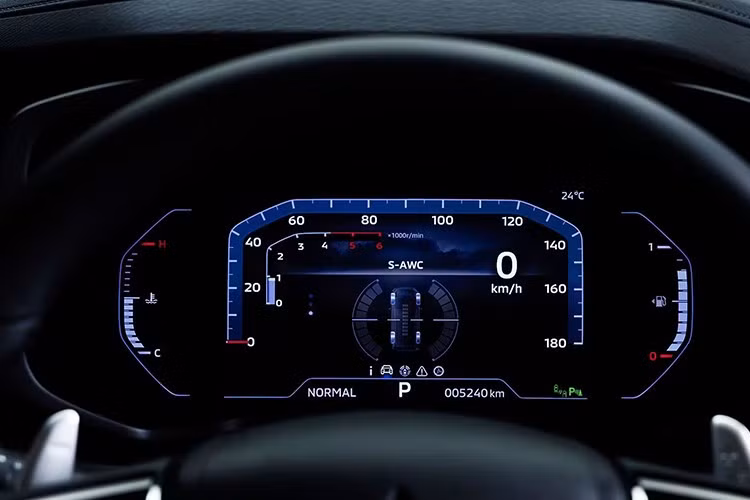 Các nâng cấp khác trong khoang lái bao gồm chi tiết trang trí ánh kim nhẹ trên mặt táp-lô, đèn chiếu sáng gián tiếp trên trần cùng chất liệu ghế kết hợp da lộn chống nước, nỉ và da. Ngoài ra, xe cũng được bổ sung 4 cổng USB Type C và cảm biến ADAS tinh chỉnh.