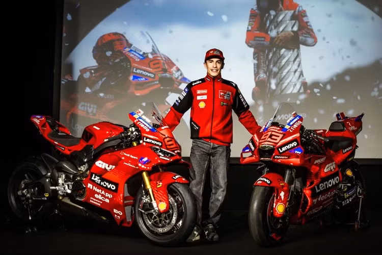 Về ngoại hình của chiếc xe, có thể nhận thấy ngay ảnh hưởng từ MotoGP trên V4 Marquez, vì nó có màu sơn rất giống với Desmosedici GP25. Nhưng phiên bản Panigale V4 Marquez, chỉ được sản xuất giới hạn 293 chiếc, còn thừa hưởng tinh hoa từ dự án MotoGP của Ducati theo nhiều cách khác.