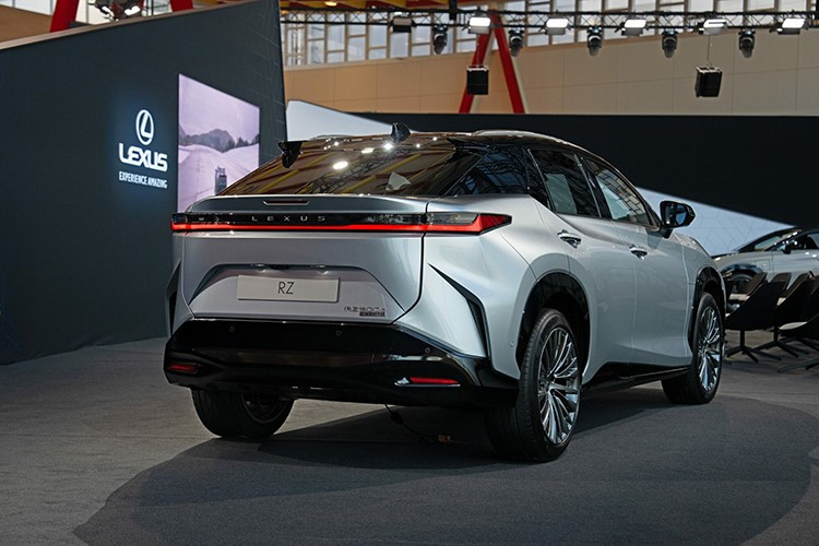Lexus RZ 600e F Sport Performance sẽ chính thức mở bán tại Nhật Bản từ ngày 2/3/2026, với giá từ 12,165 triệu yên đến 12,44 triệu yên tương đương từ 78.100 - 79.900 USD (khoảng 2,03 - 2,08 tỷ đồng) và chỉ giới hạn 10 chiếc chỉ giới hạn 100 xe, Lexus cho biết RZ 600e mới sẽ không giới hạn số lượng sản xuất, song chưa xác nhận kế hoạch phân phối tại các thị trường khác.