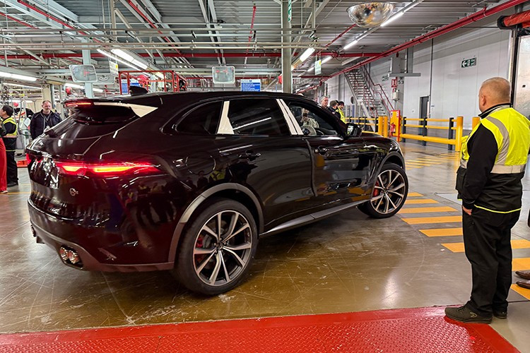 Solihull vẫn là trung tâm quan trọng của Jaguar Land Rover, hãng xe này hiện nay mang nhiều dấu ấn Land Rover hơn là Jaguar. Và thực tế, thương hiệu Range Rover đang đưa nhà sản xuất này phát triển tốt hơn so với hãng còn lại.