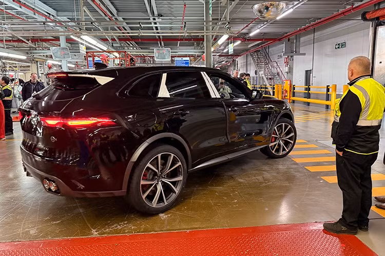 Solihull vẫn là trung tâm quan trọng của Jaguar Land Rover, hãng xe này hiện nay mang nhiều dấu ấn Land Rover hơn là Jaguar. Và thực tế, thương hiệu Range Rover đang đưa nhà sản xuất này phát triển tốt hơn so với hãng còn lại.