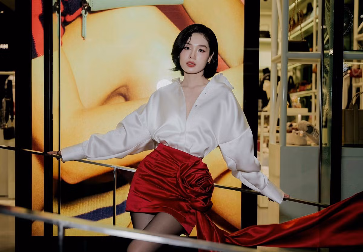 Trâm Anh từng xuất hiện trong những web-drama như Kẻ Săn Tin, Trói Buộc Yêu Thương,... Bước ngoặt đến vào năm 2021 khi cô đảm nhận vai Trinh trong Cây Táo Nở Hoa - nhân vật “tiểu tam” bị ghét nhất màn ảnh. Dù gây tranh cãi, nhưng vai diễn này lại trở thành dấu ấn giúp Trâm Anh được nhớ tới.