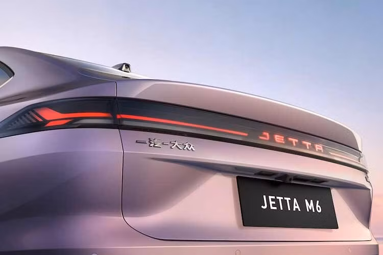 Jetta M6 là một mẫu sedan cỡ trung với đường mái thanh thoát, đèn pha sắc nét và cụm đèn hậu liền mạch. Xe sử dụng mâm 18 inch. Những điểm nổi bật khác ở ngoại thất bao gồm tay nắm cửa bán ẩn, cửa hút gió chủ động ở cản trước và cửa sổ trời lớn.