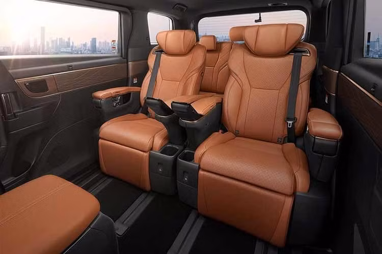 Toyota tiếp tục dành nhiều trang bị cho hàng ghế thứ hai với chức năng massage, chế độ Smart Comfort và máy tính bảng điều khiển có thể tháo rời để thao tác các tính năng trong xe.