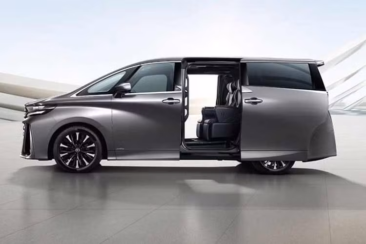 Cung cấp sức mạnh cho Toyota Alphard 2026 là hệ truyền động hybrid với sự kết hợp của động cơ xăng 2.5L và mô tơ điện cho tổng công suất 250 mã lực. Sức mạnh được truyền tới bốn bánh thông qua hệ dẫn động điện tử E-Four. Xe cũng được trang bị gói an toàn Toyota Safety Sense thế hệ mới, đi kèm camera quan sát 360 độ và 6 túi khí.
