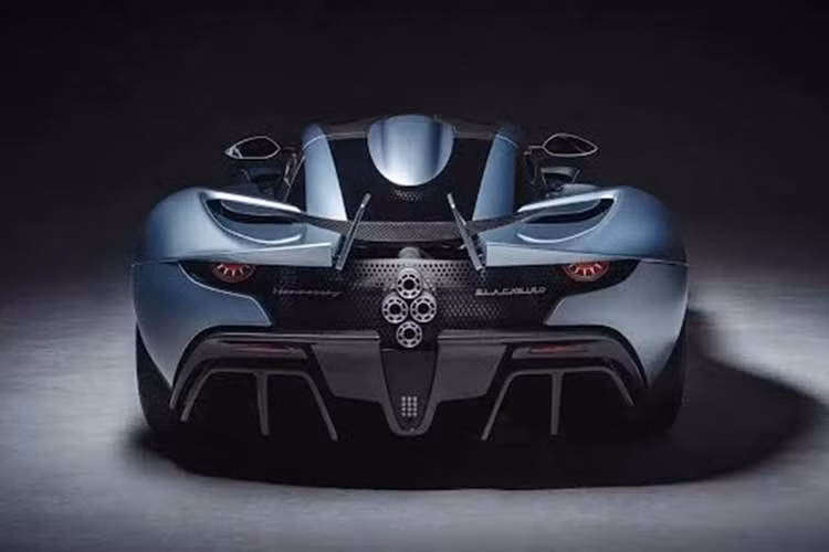 Số lượng siêu xe Hennessey Blackbird mới sản xuất sẽ được giới hạn chỉ 71 chiếc trên toàn thế giới, với giá khởi điểm từ 2,5 triệu USD (tương đương khoảng hơn 65 tỷ đồng - chưa bao gồm thuế).