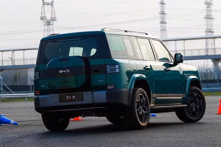 Nếu muốn sở hữu một chiếc Land Rover Defender dùng động cơ hybrid sạc điện như BYD Ti 7, khách hàng Anh sẽ phải chi ít nhất 71.840 Bảng (khoảng 96.851 USD). Phiên bản này có công suất tối đa 300 mã lực, tăng tốc từ 0-96 km/h trong 7,4 giây và sở hữu phạm vi hoạt động thuần điện khoảng 50 km.