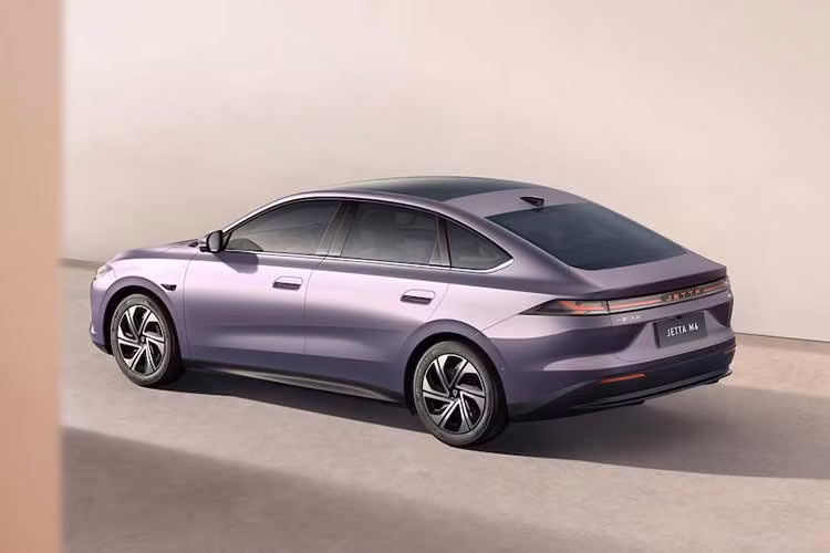 FAW-Volkswagen tập trung sản xuất ôtô chạy xăng cho thị trường tỷ dân Trung Quốc. Tuy nhiên thị phần xe chạy xăng đang ngày càng thu hẹp tại thị trường này, chính vì vậy nên Volkswagen đã phải đổi hướng sang xe năng lượng mới.