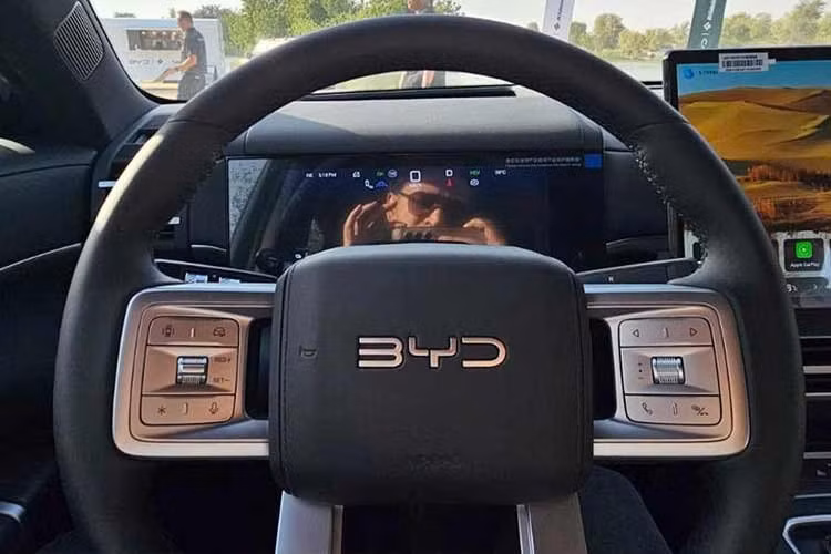 Hãng xe Trung Quốc dường như không nói quá khi mẫu SUV 7 chỗ được trang bị bảng đồng hồ kỹ thuật số 10,25 inch và màn hình thông tin giải trí 15,6 inch, hỗ trợ kết nối Android Auto/Apple CarPlay. Đi kèm với đó là ghế bọc da có sưởi và thông gió cho hai hàng ghế đầu.