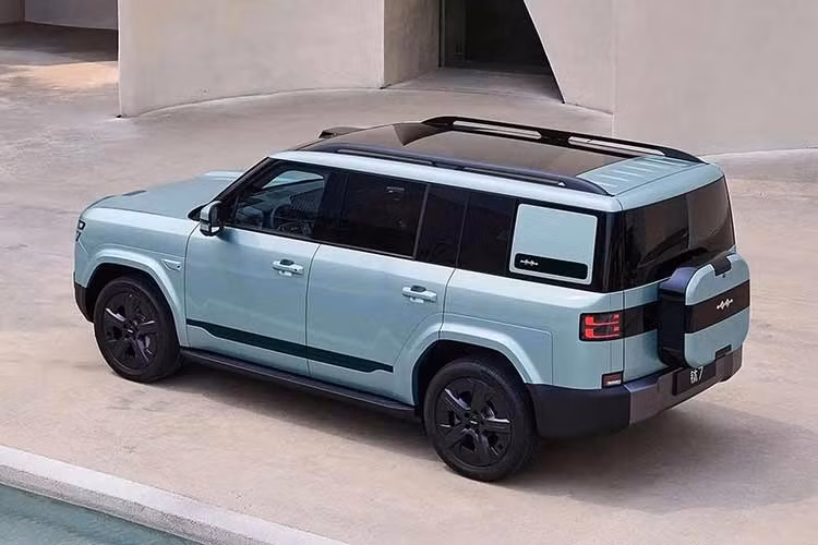 Tạm bỏ qua những tranh cãi về kiểu dáng, mẫu SUV này sở hữu trang bị dồi dào theo đúng truyền thống của ô tô Trung Quốc. Cụ thể, xe được trang bị hệ thống đèn LED, kính tối màu và mâm hợp kim 20 inch. Xe còn có trần kính toàn cảnh, đèn chiếu xuống mặt đất từ gương chiếu hậu, kính chắn gió và kính cửa trước cách âm.