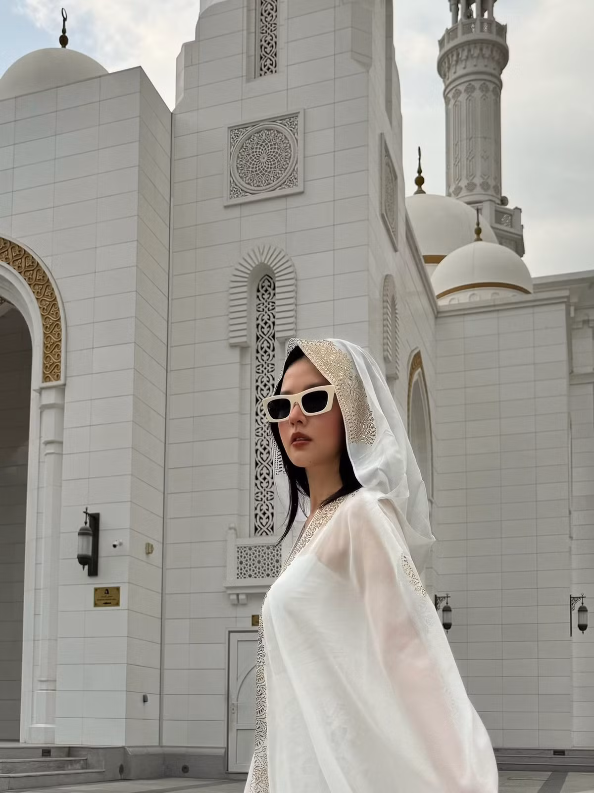 Tháng 6/2024, Midu kết hôn với Minh Đạt. "Nửa kia" của nữ diễn viên là thiếu gia của tập đoàn ngành nhựa hàng đầu Việt Nam, tốt nghiệp Thạc sĩ tại Mỹ và đang điều hành công việc kinh doanh của gia đình.