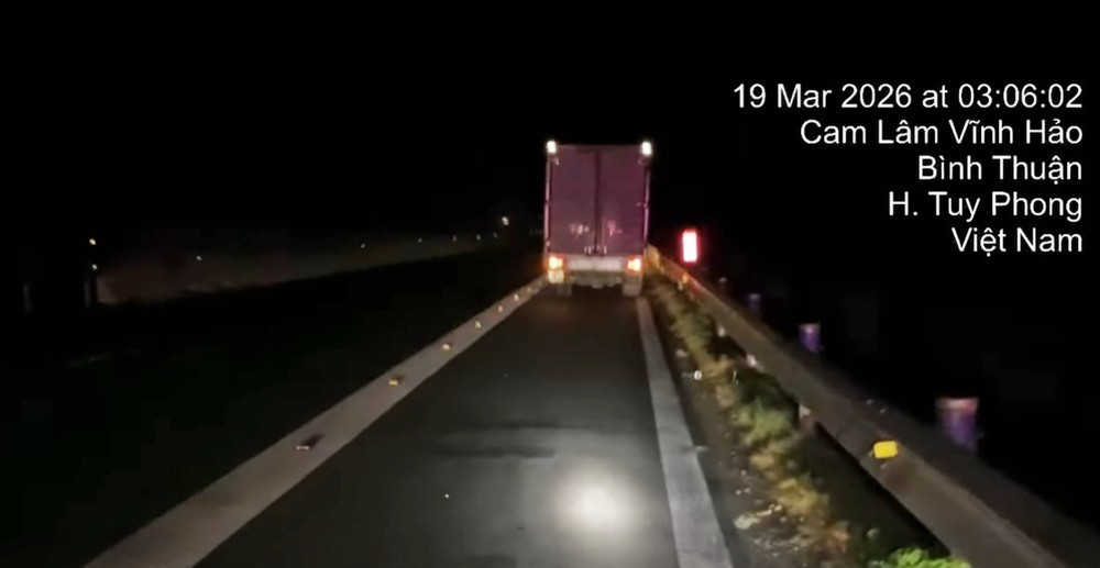 Xe dừng ở dải dừng khẩn cấp để ngủ.