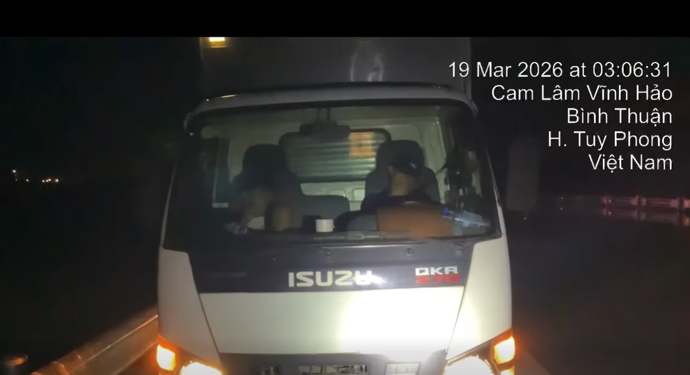 Lái và phụ xe dừng xe ngủ ngon lành.