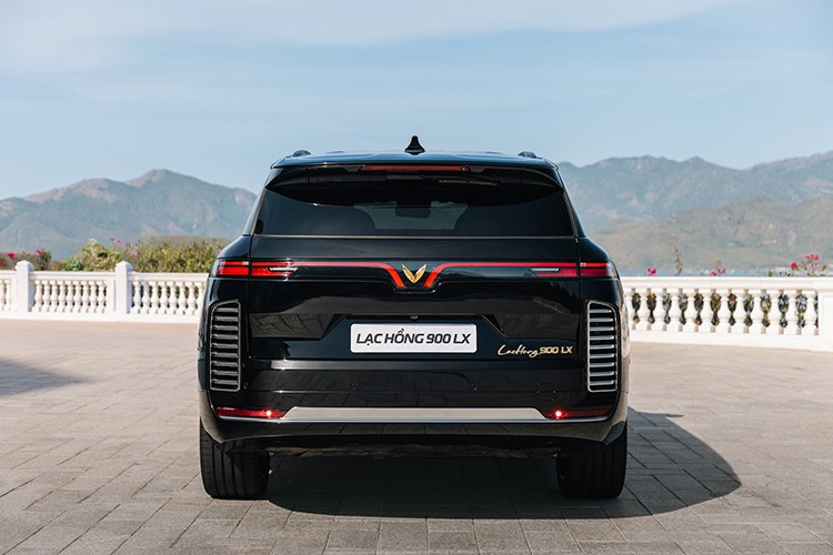 Đối với phiên bản chống đạn của Lạc Hồng 900 LX, đây là sản phẩm hợp tác giữa VinFast và INKAS Armored (Canada), đạt tiêu chuẩn VPAM VR7 - tiêu chuẩn khắt khe nhất chuyên trang bị cho xe của các lãnh đạo hàng đầu thế giới.