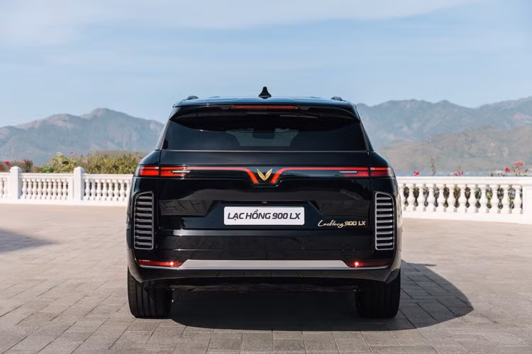 Đối với phiên bản chống đạn của Lạc Hồng 900 LX, đây là sản phẩm hợp tác giữa VinFast và INKAS Armored (Canada), đạt tiêu chuẩn VPAM VR7 - tiêu chuẩn khắt khe nhất chuyên trang bị cho xe của các lãnh đạo hàng đầu thế giới.