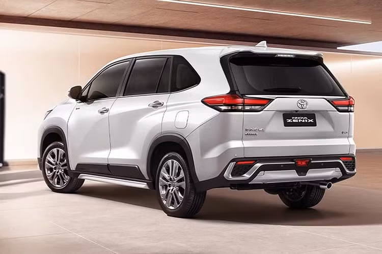 Một thay đổi nhỏ khác là màu ngoại thất xanh đen (Dark Steel) bị loại bỏ, trong khi không gian nội thất chuyển sang tông đen toàn bộ. Về thiết kế, Innova Zenix vẫn giữ phong cách MPV hiện đại nhưng có kích thước tổng thể nhỉnh hơn thế hệ trước.