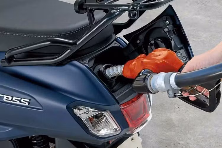 Hệ thống khởi động mới hoạt động êm hơn đáng kể, đồng thời trục cam cũng được thay đổi nhằm tăng mô-men xoắn ở dải tốc độ thấp và trung bình. Điều này giúp xe tăng tốc tốt hơn khi đi trong thành phố, mang lại trải nghiệm lái linh hoạt và tự tin hơn.