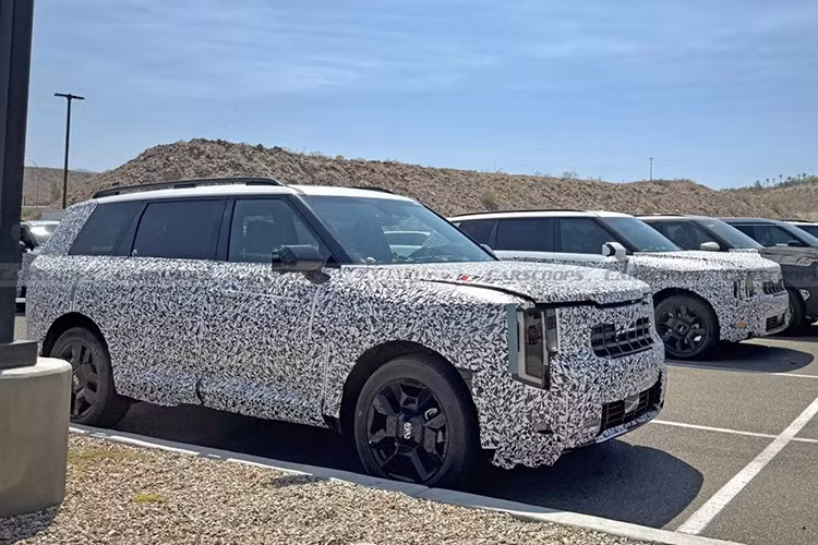 Nội thất của Telluride 2026 được lấy cảm hứng từ mẫu xe điện EV9 với không gian rộng rãi, bảng điều khiển trung tâm mới, hộc để đồ chia đôi, ghế chỉnh điện kèm massage và tuỳ chọn ghế thương gia cho hàng thứ hai.