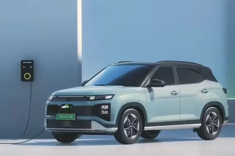 Hyundai Ấn Độ vừa mở rộng dòng xe điện Creta Electric tại thị trường nội địa, với việc giới thiệu ba phiên bản mới, bao gồm: Creta Electric Excellence và Creta Electric Executive Tech sử dụng bộ pin 42 kWh.