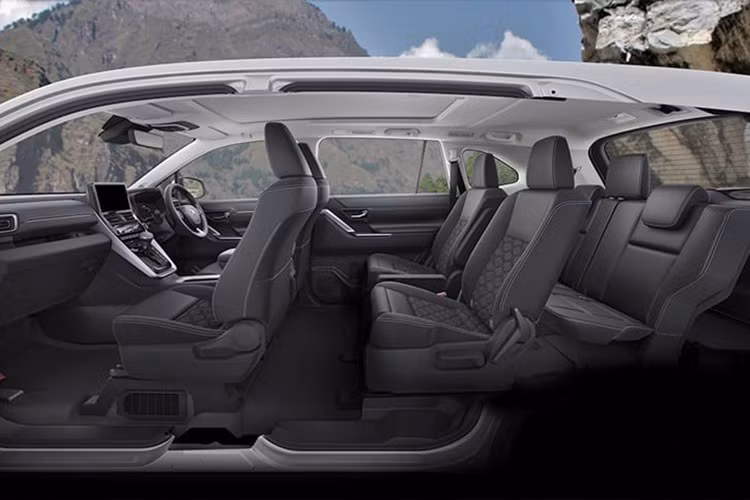 Đồng thời, hệ dẫn động của Innova Zenix 2025 được chuyển từ cầu sau sang cầu trước – xu hướng phổ biến trong các dòng xe du lịch hiện nay nhằm tăng tính linh hoạt và tiết kiệm nhiên liệu.