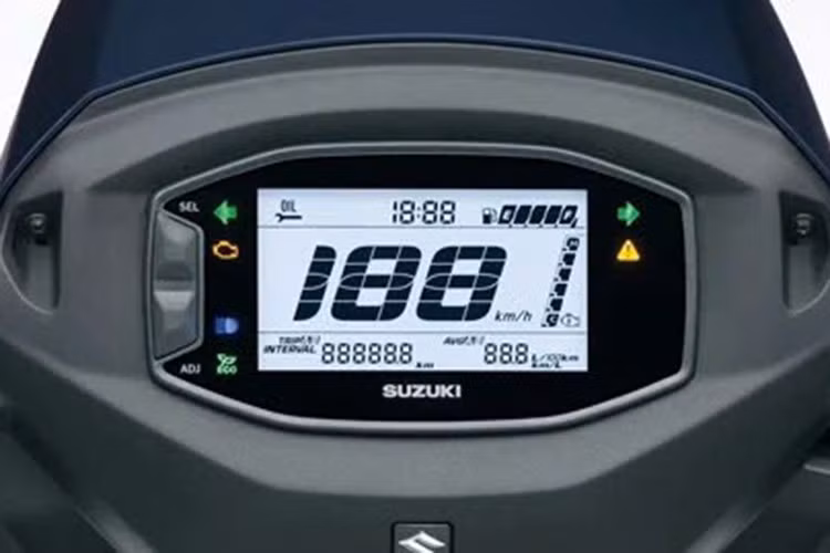 Cốp chứa đồ dưới yên xe cũng được mở rộng từ 21,8 lít lên 24,4 lít, đủ để chứa các vật dụng cá nhân hoặc một mũ bảo hiểm nửa đầu. Những cải tiến này tuy nhỏ nhưng rất thiết thực, đặc biệt với người dùng sử dụng xe mỗi ngày.